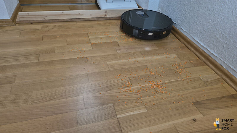 Roborock QRevo Slim saugt Linsen auf dem Parkett